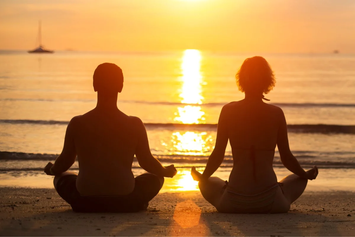 Yoga al atardecer en la playa de Isla de Sal
